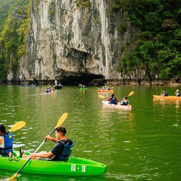 Chèo thuyền Kayak khám phá hang động