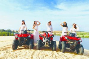 Lái ATV trên đồi cát