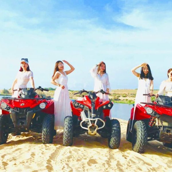 Lái ATV trên đồi cát