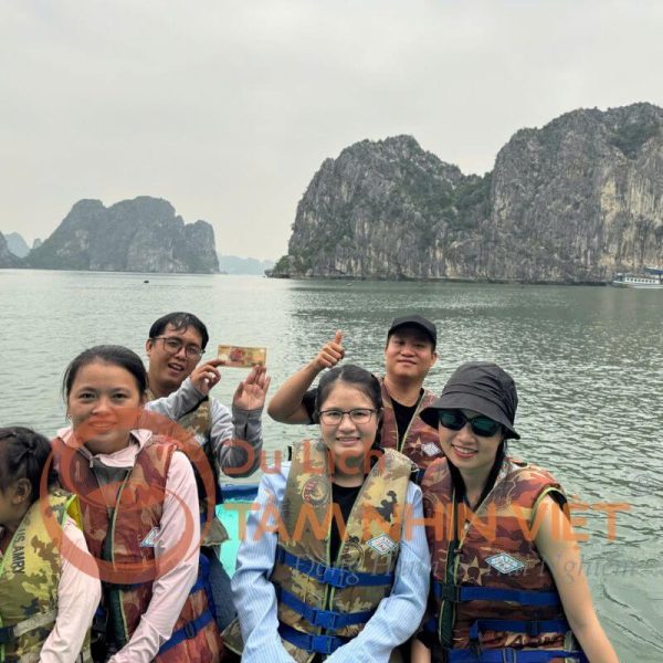 Check-in vịnh Hạ Long với hàng nghìn đảo đá kỳ vĩ