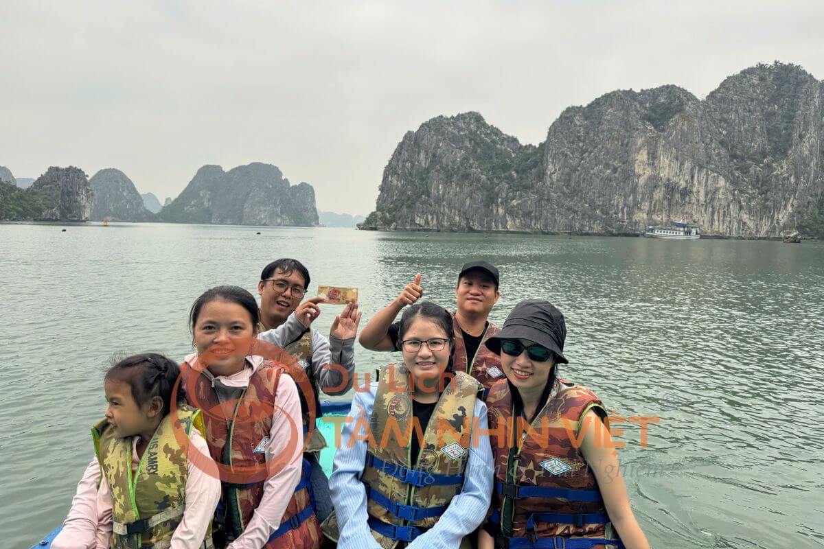 Check-in vịnh Hạ Long với hàng nghìn đảo đá kỳ vĩ Check-in vịnh Hạ Long với hàng nghìn đảo đá kỳ vĩ