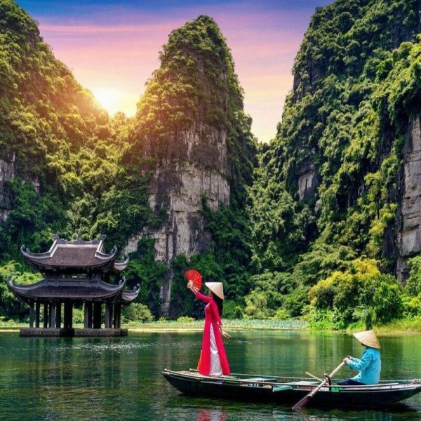 Đi thuyền Tràng An ngắm non nước hùng vĩ trong Tour Du Lịch Miền Bắc 2 Ngày 1 Đêm
