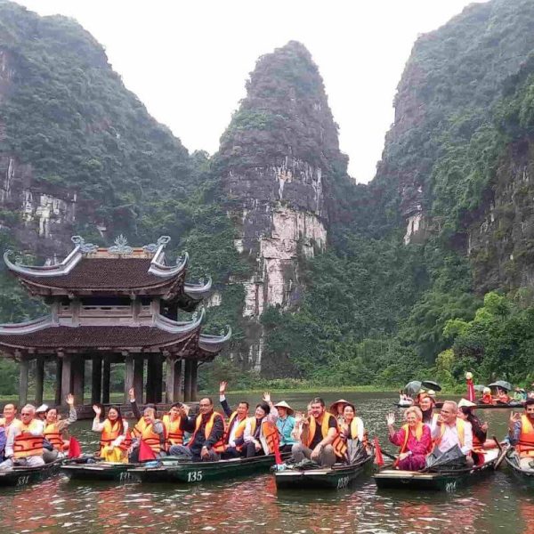 Đi thuyền Tràng An ngắm núi đá vôi trong tour du lịch Ninh Bình