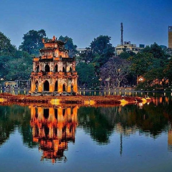 Du khách khám phá hồ Gươm trong tour miền Bắc