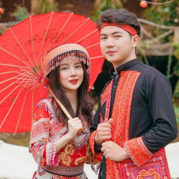 Du khách thuê trang phục dân tộc tại bản Cát Cát trong tour Tây Bắc 2 ngày 1 đêm