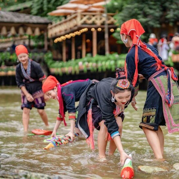 Du khách trải nghiệm văn hóa H’Mông tại bản Cát Cát trong tour Tây Bắc 2 ngày 1 đêm