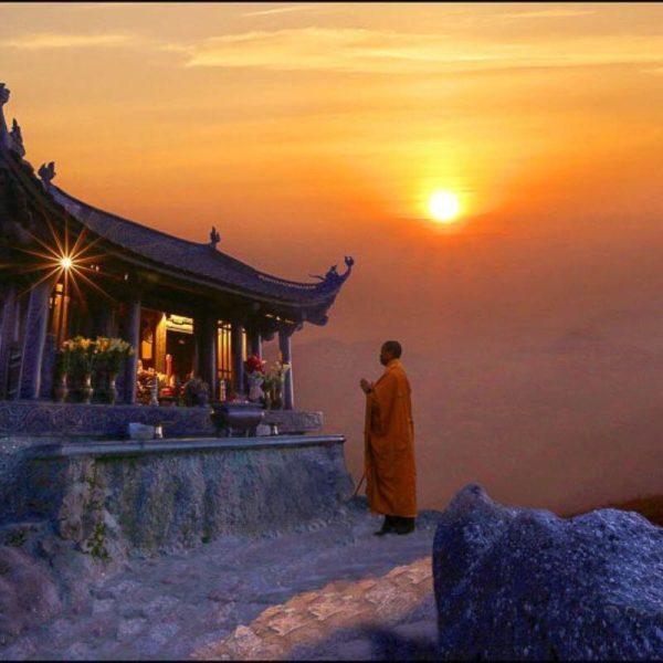 Hành hương Yên Tử đất tổ Thiền Phái Trúc Lâm trong Tour Du Lịch Miền Bắc 2 Ngày 1 Đêm