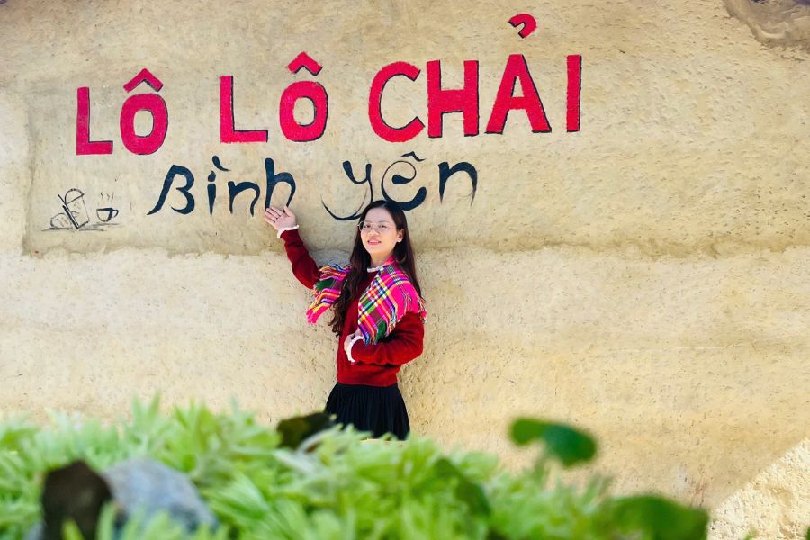 Nhà trình tường vàng đặc trưng trong làng Lô Lô Chải nhìn từ lối vào