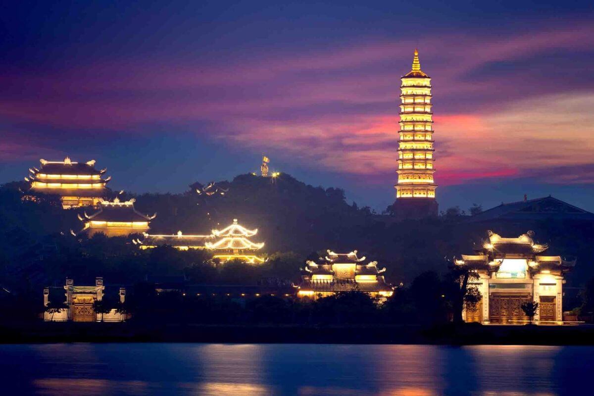 Tham quan chùa Bái Đính trong tour du lịch Ninh Bình 3 ngày 2 đêm Tham quan chùa Bái Đính trong tour du lịch Ninh Bình 3 ngày 2 đêm