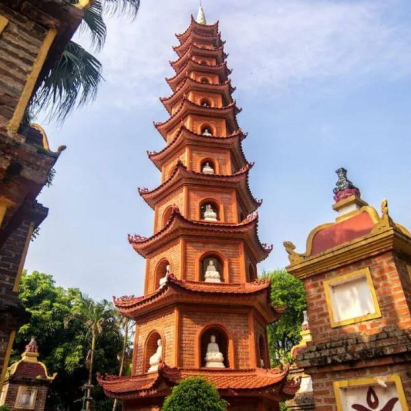 Tham quan chùa Trấn Quốc bên hồ Tây trong tour Hà Nội - Ninh Bình - Hạ Long 3 ngày 2 đêm