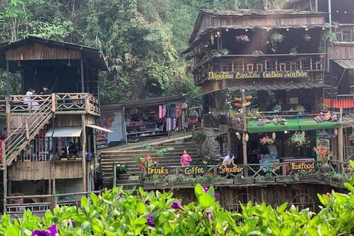 Trải nghiệm check in nhà cổ bản Cát Cát trong tour Tây Bắc 3 ngày Trải nghiệm check in nhà cổ bản Cát Cát trong tour Tây Bắc 3 ngày