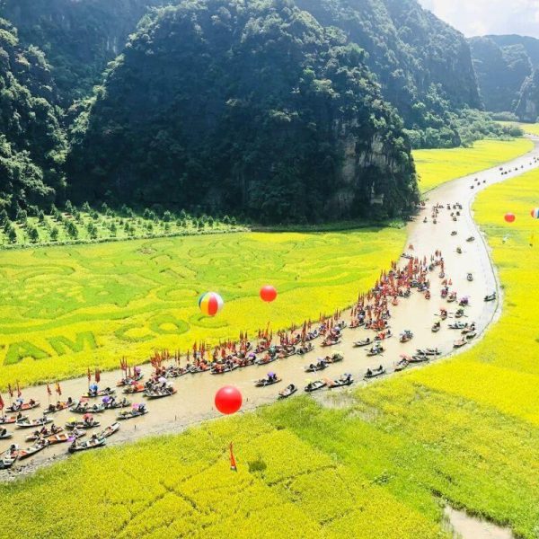 Trải nghiệm đi thuyền Tam Cốc Tràng An trong Tour Du Lịch Miền Bắc Hà Nội - Ninh Bình - Hạ Long