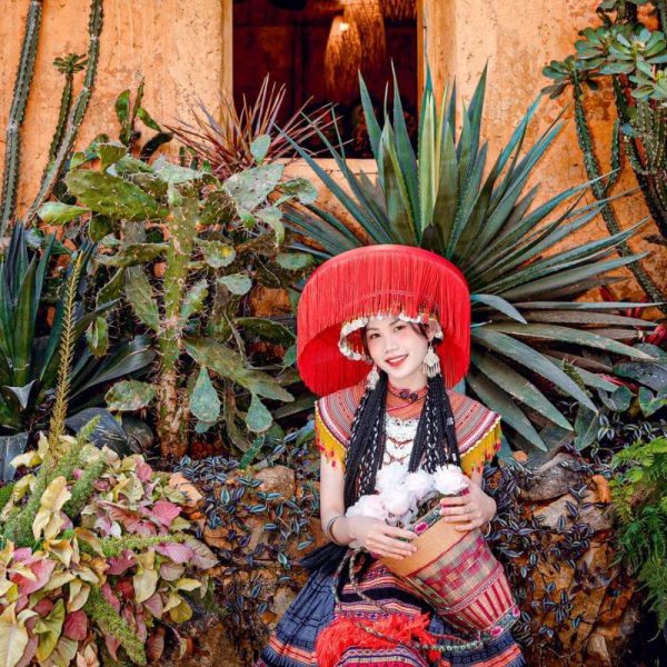 Trải nghiệm mặc trang phục dân tộc H’Mông trong Tour Du Lịch Tây Bắc 3 Ngày 2 Đêm