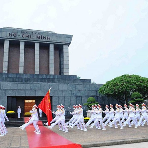 Viếng lăng chủ tịch Hồ Chí Minh