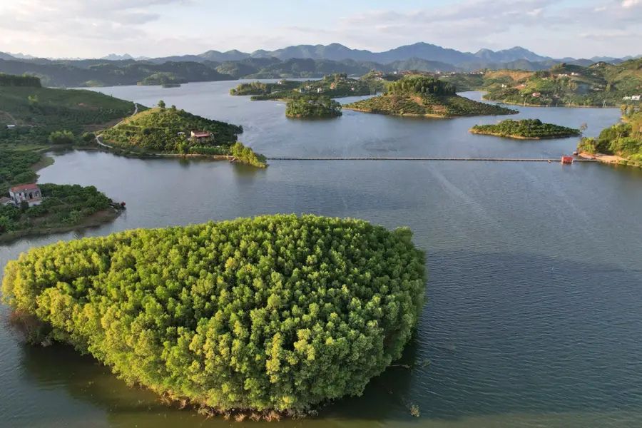 Hồ Cấm Sơn - Huyền Bí Dân Tộc Với Truyền Thuyết Núi Rồng