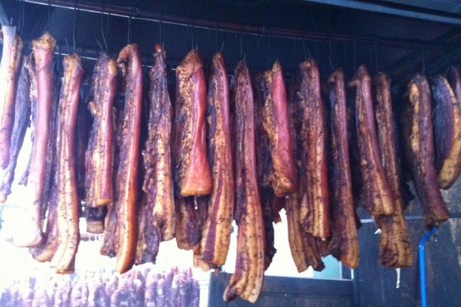 Thịt Lợn Gác Bếp: Truyền Thống Tày, Bổ Máu Cao Nguyên