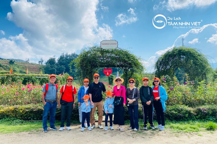 Du khách trải nghiệm văn hóa Sapa trong tour du lịch Sapa