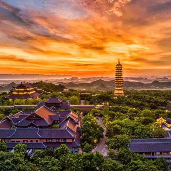 Du khách lễ Phật đầu năm tại Chùa Bái Đính trong tour du xuân từ Hà Nội