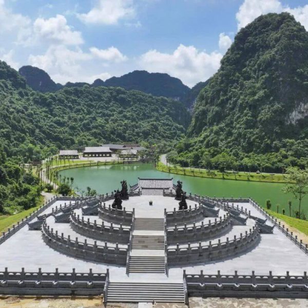 Trải nghiệm đi thuyền và chụp ảnh tại Thung Ui Ninh Bình mùa xuân