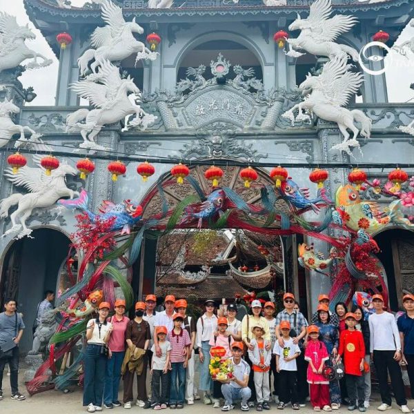 Đoàn khách chụp ảnh trong tour du xuân 1 ngày