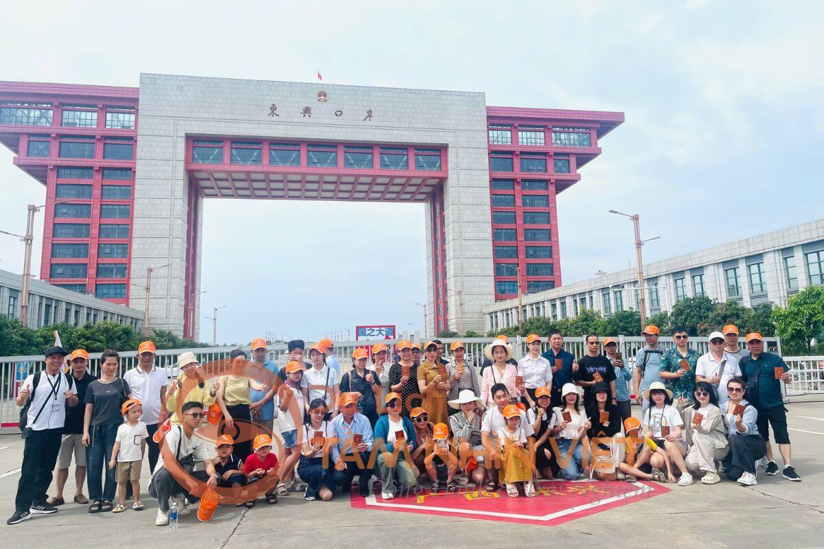 Cửa khẩu Đông Hưng Trung Quốc trong hành trình tham quan từ Móng Cái Cửa khẩu Đông Hưng Trung Quốc trong hành trình tham quan từ Móng Cái