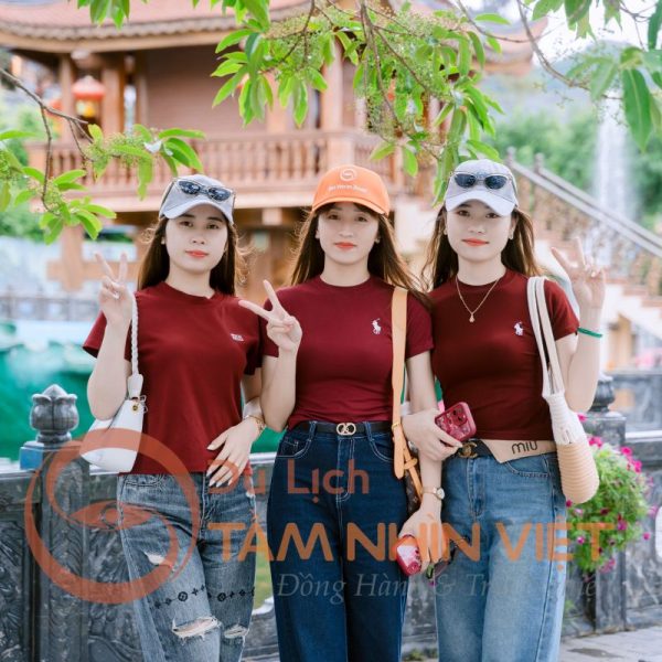 Đoàn khách hành hương tại chùa Ba Vàng Quảng Ninh
