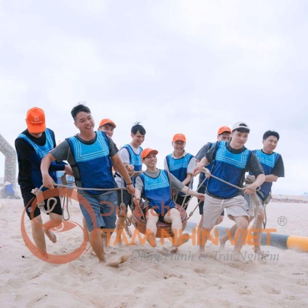 Đoàn khách tham gia chương trình teambuilding sôi động trên bãi biển Lagi Bình Thuận