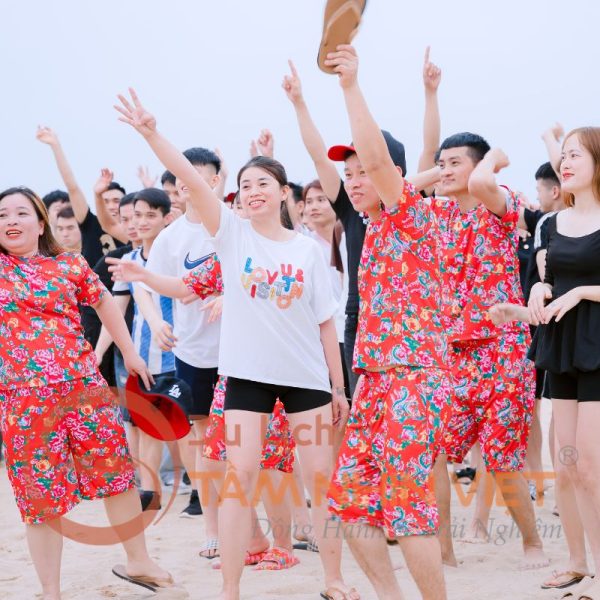 Đoàn khách tham gia hoạt động team building tại Bãi Cháy