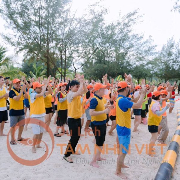 Đoàn khách tham gia hoạt động team building tại Quảng Bình