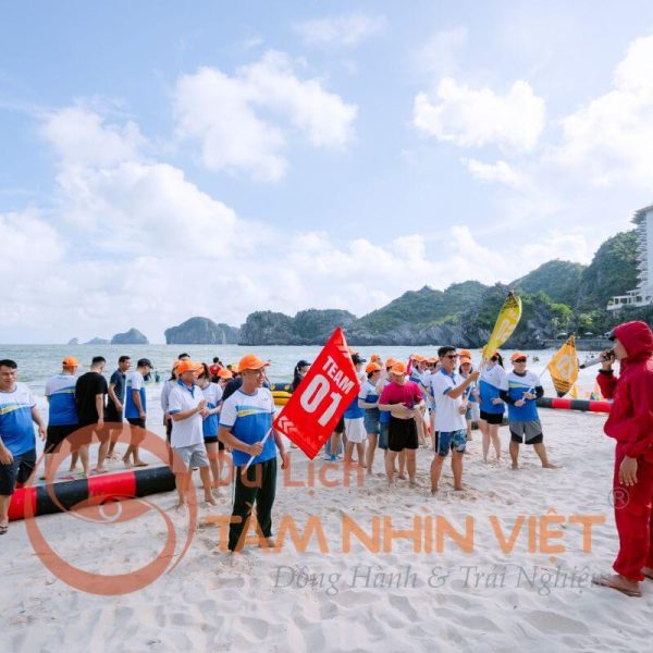 Đoàn khách tham gia team building trên biển Cát Bà