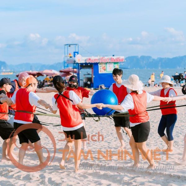 Đoàn khách tham gia trò chơi team building tại bãi biển Hạ Long