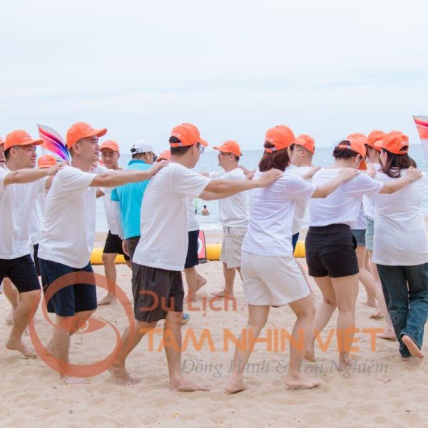 Đoàn khách vui chơi tại Bãi Dài