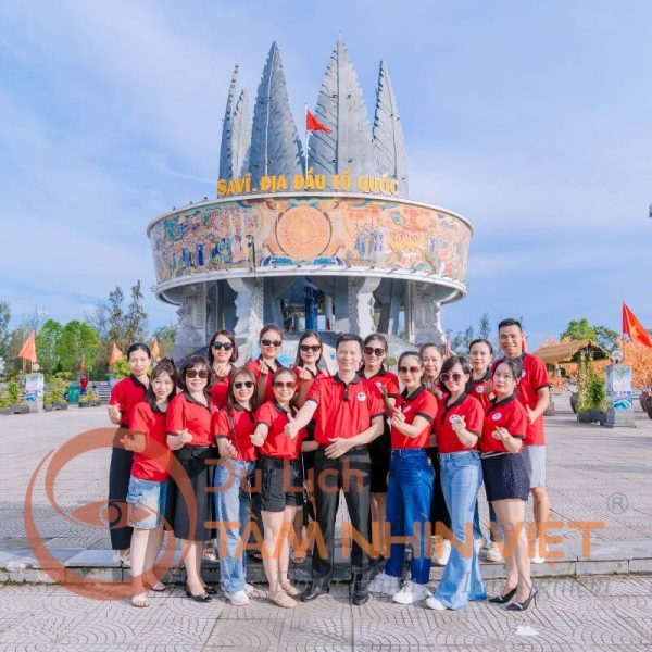 Đoàn tham quan ở Trà Cổ