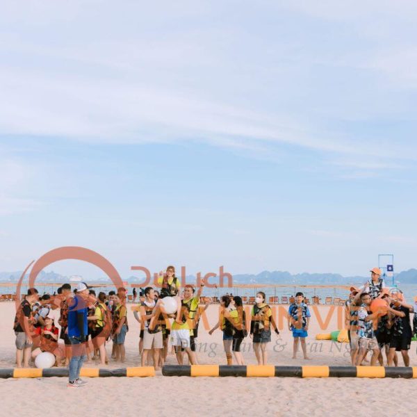 Du khách tham gia trò chơi teambuilding sôi động tại Móng Cái