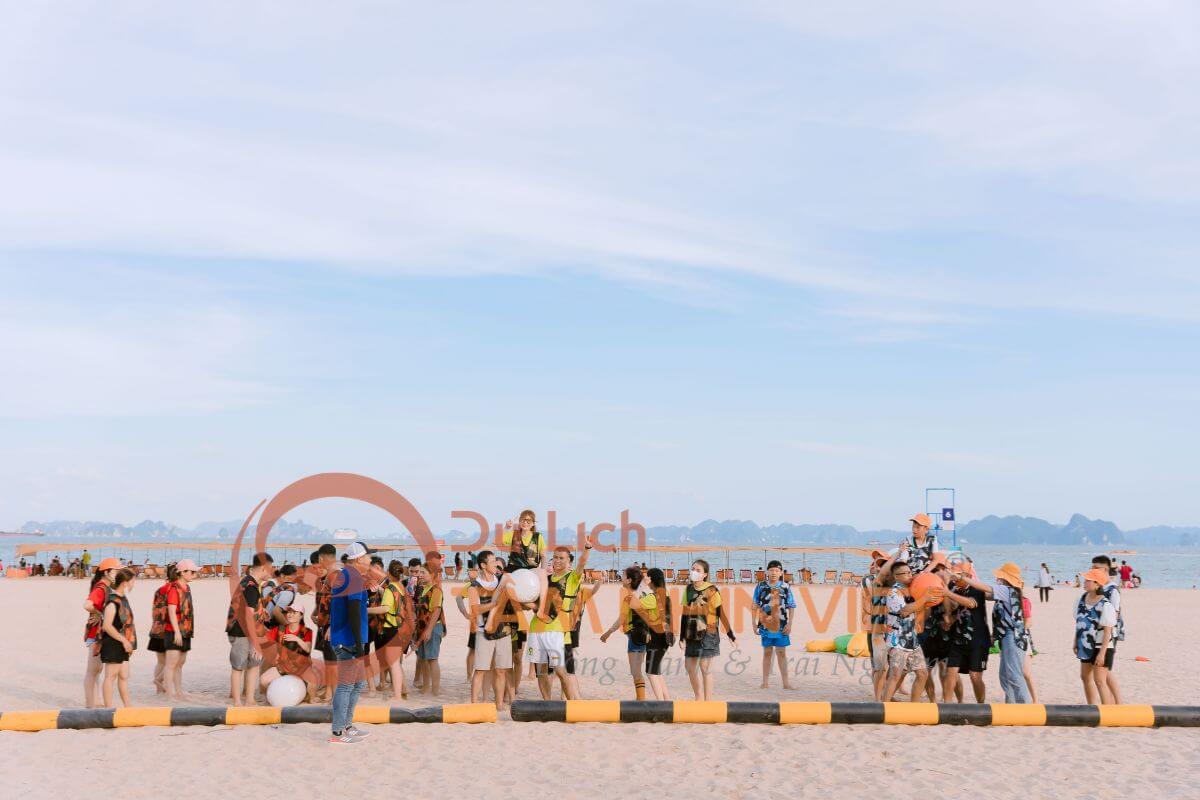 Du khách tham gia trò chơi teambuilding sôi động tại Móng Cái Du khách tham gia trò chơi teambuilding sôi động tại Móng Cái