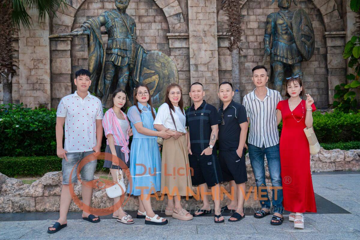 Du khách tham quan Sunset Town Phú Quốc