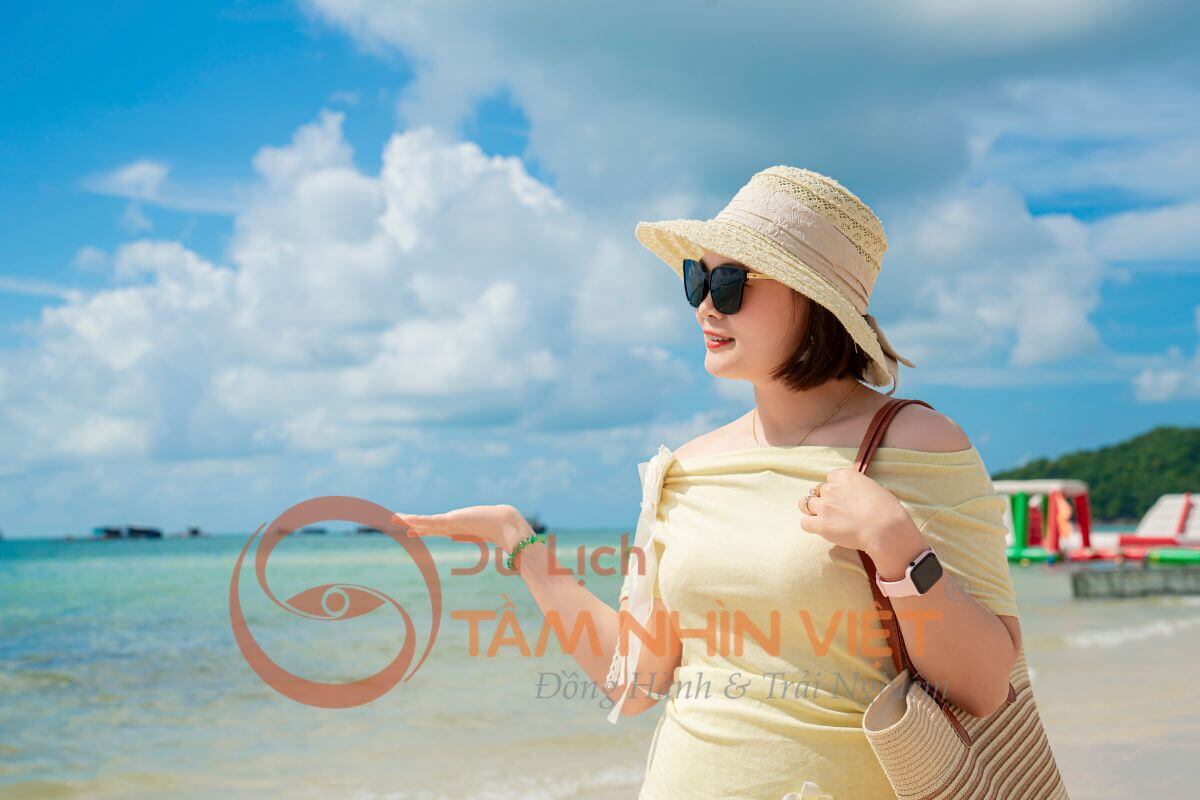 Du khách vui chơi tại Bãi Sao Phú Quốc