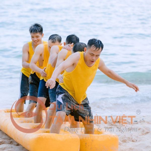 Hoạt động gắn kết tập thể trên bãi biển Lagi