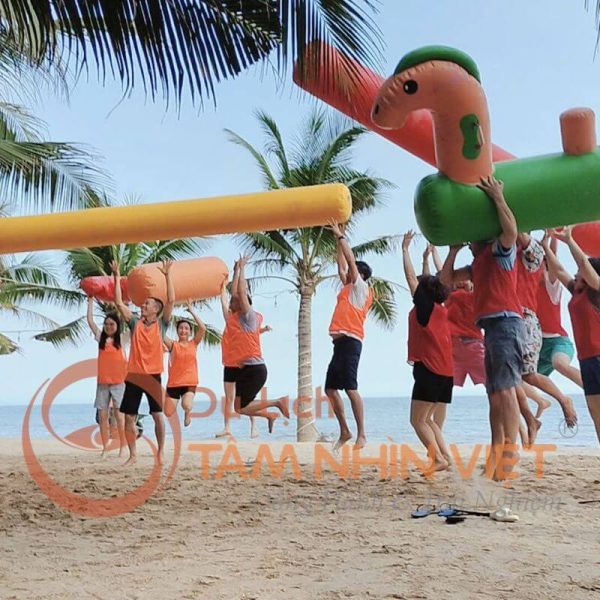 Hoạt động team building gắn kết tập thể tại biển Trà Cổ