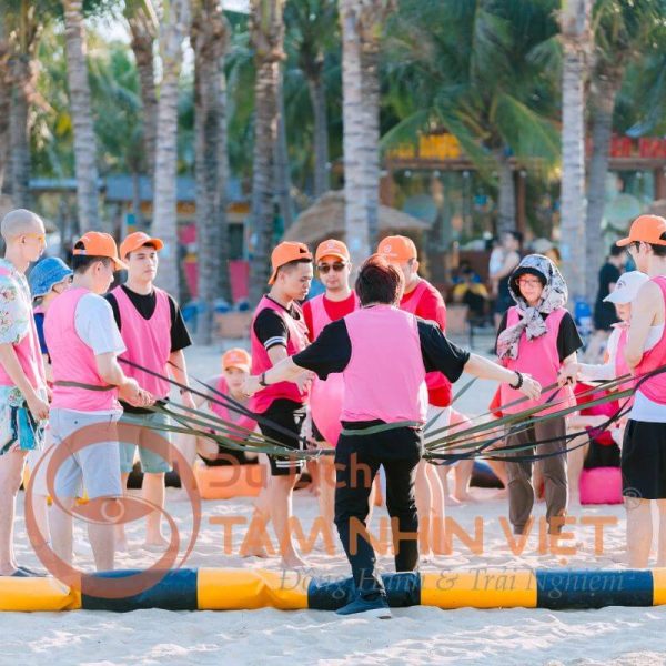 Khách đoàn nghỉ dưỡng và tổ chức team building tại Hạ Long
