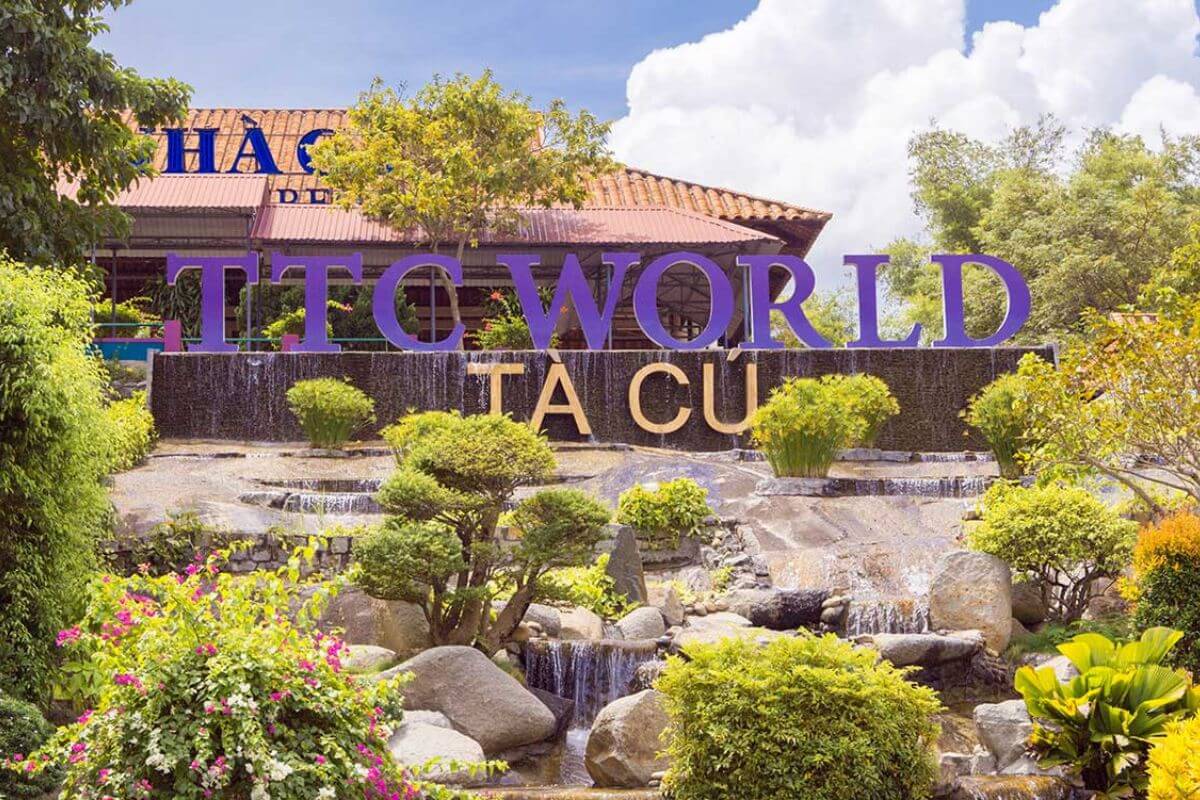 Thác nước TTC World Tà Cú