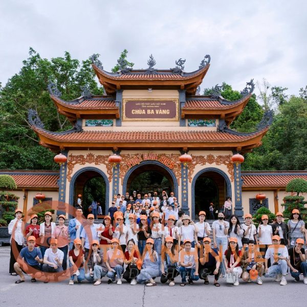 Tham quan chùa Ba Vàng trong tour Hạ Long 3 ngày 2 đêm