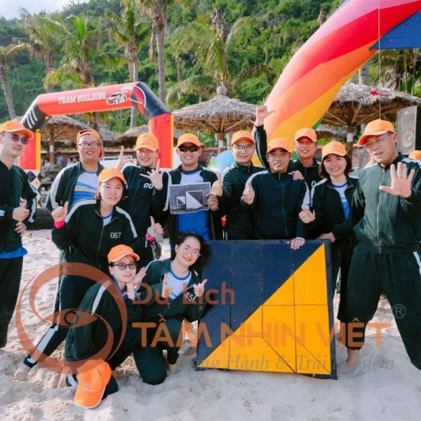 Tour khách đoàn khám phá vịnh Lan Hạ và đảo Cát Bà