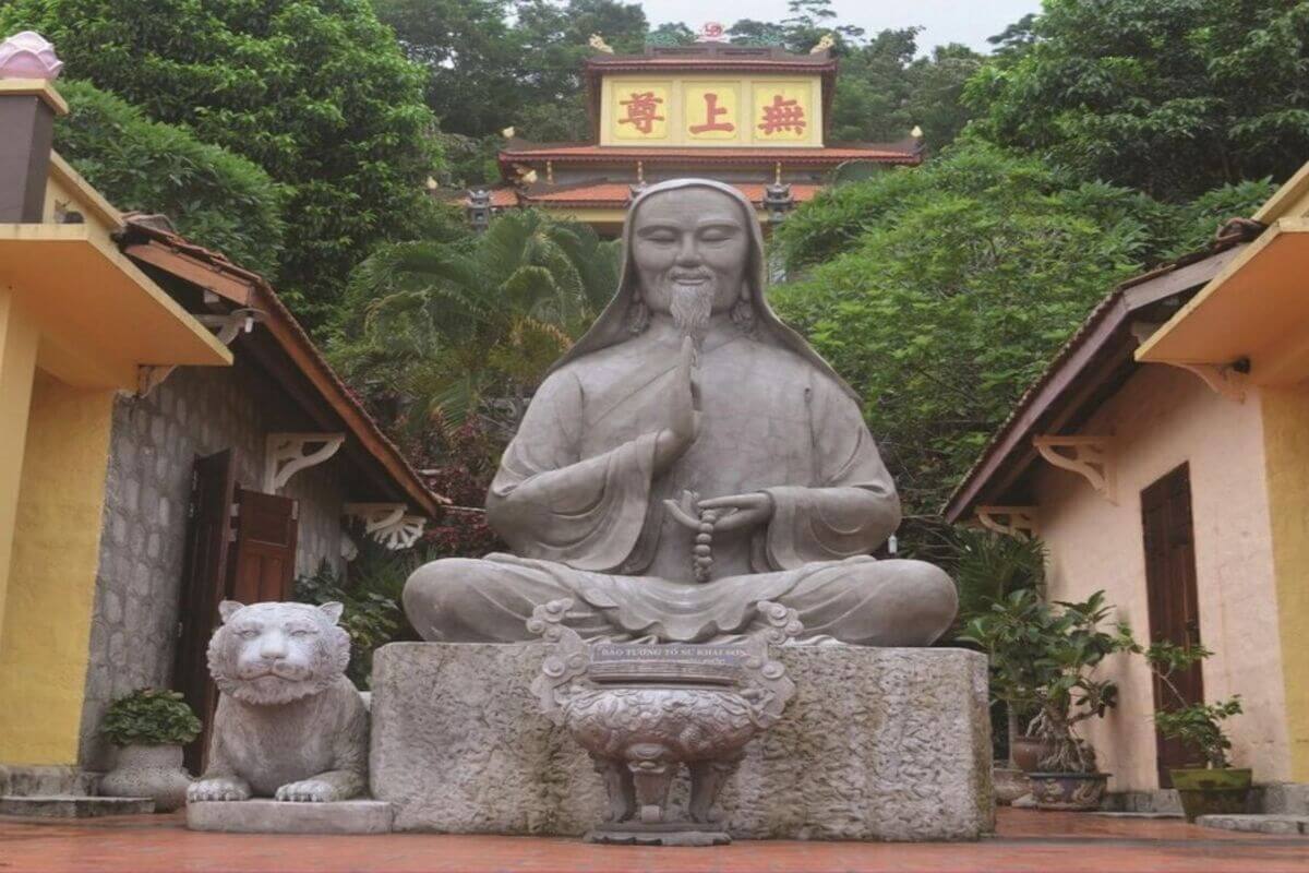 Tượng Tổ sư Trần Hữu Đức - chùa Long Đoàn