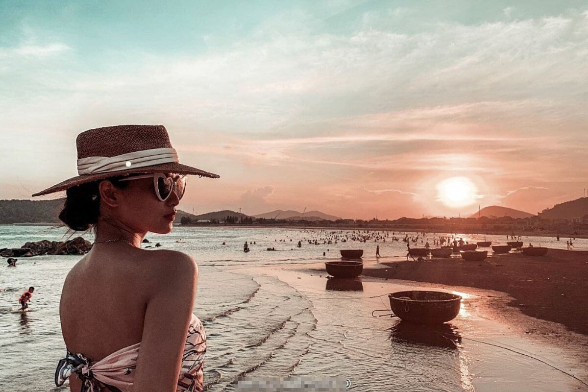 Du khách vui chơi trên biển Cửa Lò