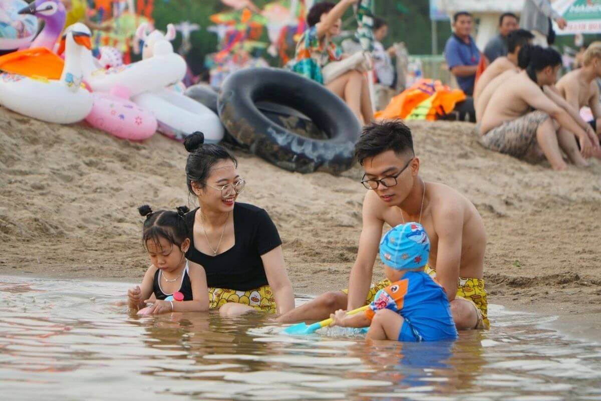 Du khách vui chơi trên biển Sầm Sơn