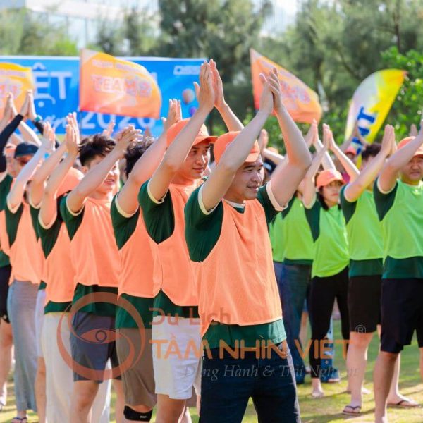 Hoạt động tập thể ngoài trời tại biển