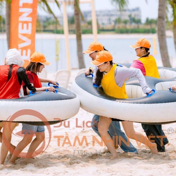 Các thành viên phối hợp vượt thử thách trong chương trình Team Building Đồi Rồng