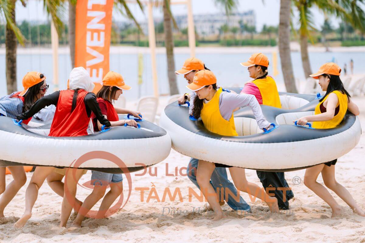 Các thành viên phối hợp vượt thử thách trong chương trình Team Building Đồi Rồng Các thành viên phối hợp vượt thử thách trong chương trình Team Building Đồi Rồng