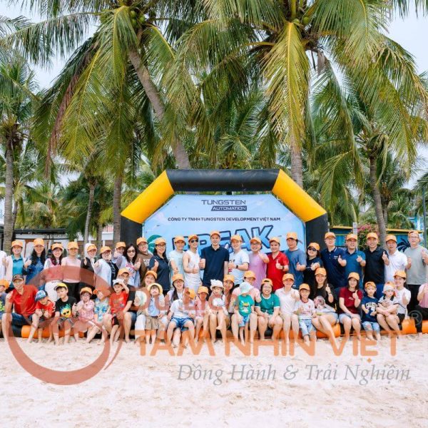 Đoàn doanh nghiệp tham gia Team Building bãi biển tại Khu du lịch Đồi Rồng Đồ Sơn